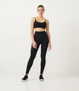Top deportivo negro con escote ovalado y tirantes finos.
