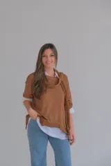 Sweater marrón de tejido de punto con cuello redondo y corte holgado. Incluye una bufanda del mismo tejido con detalle de encaje en los extremos.