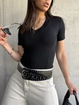 Remera negra de morley con cuello en V y mangas cortas.