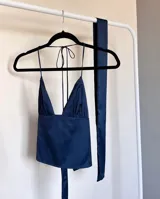 Top color lila con breteles finos y escote en V.