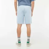 Bermudas deportivas de chándal color azul claro, de corte recto y largo a la rodilla.