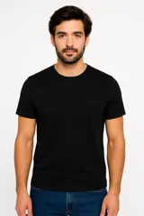 Remera blanca de algodón con cuello en V, corte slim fit y estampado multicolor.