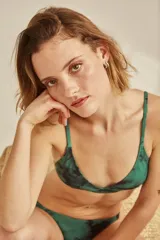 Conjunto de bikini blanco con textura, compuesto por un corpiño de triángulo fijo con breteles regulables y almohadillas desmontables, y una bombacha vedetina con frunce elástico en los costados.