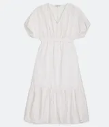 Vestido midi blanco con textura maquinetada formando rayas, escote en V, manga corta sin cava, elástico en la cintura y volante en la barra.