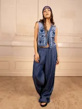 Pantalón palazzo azul jeans de tencel con bolsillos laterales y cintura elastizada.