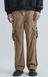 Pantalón cargo de pana color beige, de corte recto y tiro alto, con cintura elástica y seis bolsillos.