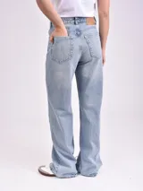 Pantalón de jean celeste de corte recto y tiro alto.