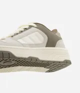 Championes urbanos de caña corta, con recortes contrastantes en tonos blanco, beige claro y verde oliva. Presentan cierre por cordón, puntera redonda y suela bicolor con relieve.