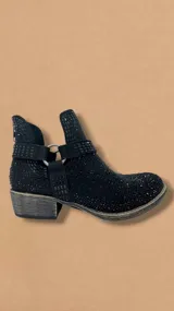 Bota corta negra con apliques de strass, hebilla decorativa y taco bajo.