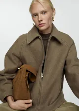 Chaqueta marrón de tejido mezcla de lana con forro interior, cuello camisero, cierre delantero con cremallera, dos bolsillos laterales y diseño oversize.