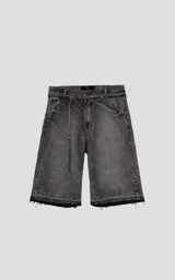 Bermuda denim larga color gris con efecto lavado, calce oversize, cintura con cinturón de ajuste y ruedo desflecado.