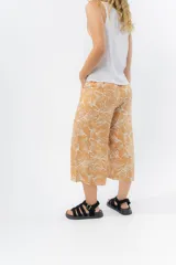 Pantalón culotte de lino estampado con hojas, de tiro medio, corte recto y cintura elástica en la espalda.