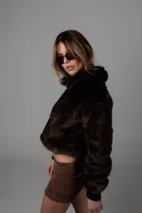 Campera marrón chocolate de pelo sintético con puños de cuero sintético.