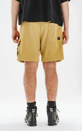 Bermuda cargo color arena de corderoy liviano, con bolsillos amplios con solapa, fuelle, detalles en cinta gross, elástico en la cintura y calce oversize.
