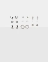 Set de nueve pares de aros plateados con diferentes diseños: mariposas, flores, cristales, perlas, hojas, círculos y aros pequeños.