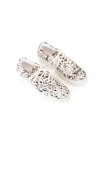 Championes bajos con capellada de cuero natural con estampado animal print.
