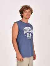 Musculosa negra con cuello redondo y sisas amplias, con estampado frontal en blanco que dice "BOSTON 33" con efecto desgastado.