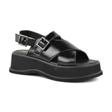 Sandalias color marrón con plataforma y tiras cruzadas con hebillas.