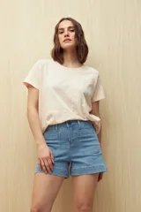 Short de jean celeste con bolsillos delanteros con solapa y ruedo con dobladillo.