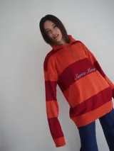 Sweater de hilo de algodón a rayas horizontales rosas y grises, con cuello polo, botones de guampa y bordado de Sierra Mora a tono.