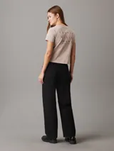 Remera color beige de algodón con logo CK bordado en el pecho.