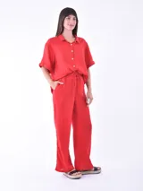 Pantalón de lino color rojo, de corte amplio y cintura elastizada con cordón ajustable.