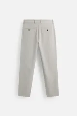 Pantalón de vestir gris oscuro, corte slim fit, con bolsillos laterales y traseros con botón.