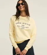 Saco confeccionado en algodón con mangas largas, cuello redondo, puños y bajo con rib. Estampado con lettering "Park Avenue - 1985 - New York City - USA".