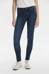 Pantalón de jean azul oscuro, tiro medio y corte skinny.