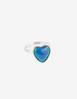 Anillo plateado con dije en forma de corazón que cambia de color según el estado de ánimo.
