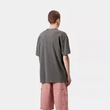 Remera gris de manga corta con cuello redondo y logo de Carhartt en el pecho.
