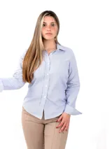 Camisa de manga larga a cuadros rojos y blancos, confeccionada en algodón.