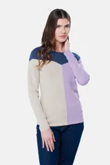 Buzo tejido de punto con diseño de bloques de color: azul marino en la parte superior, beige en la mitad izquierda y lila en la mitad derecha.