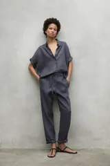 Pantalón de lino color gris con cintura elástica ajustable con cordón.