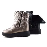 Bota de caña media color negro, con plataforma y diseño acolchado.