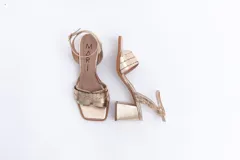 Sandalias de cuero color bronce con textura tipo cocodrilo, con tira delantera ancha y tira fina con hebilla al tobillo. El tacón es ancho y cuadrado.