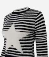 Sweater de punto con rayas horizontales en blanco y negro, con cuello redondo y manga larga. Presenta una estrella blanca en el centro del pecho.