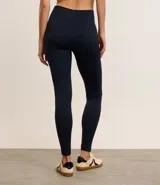 Calza deportiva larga color azul marino, de tejido acanalado rib seamless y cintura elástica.