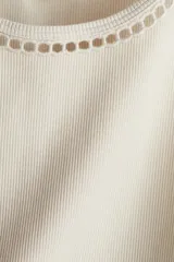 Musculosa corta color crema, de punto de algodón acanalado y corte ajustado, con inserciones de encaje en escalera en escote y sisas.