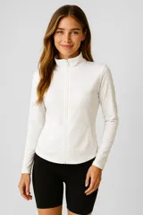 Campera blanca de poliéster con cierre frontal y cuello alto.