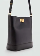 Bolso tipo bucket color marrón, con cierre metálico dorado y correa larga desmontable.