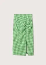 Falda midi de tiro alto con estampado a cuadros vichy en verde y blanco, con frunce lateral y abertura en el ruedo.
