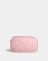Cartuchera de PU color rosa con estampado de rayas verticales rojas y moños blancos. Tiene cierre superior con tiracierre metálico en forma de moño.