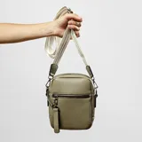 Bandolera color verde oliva con correa larga regulable de cinta beige con detalles en verde.