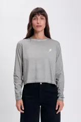 Remera gris de manga larga con estampado de rayo en el pecho.