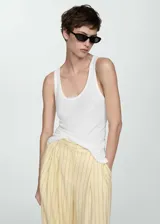 Musculosa negra de tirantes finos y escote redondo.