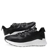 Championes negros con suela blanca y detalles en cuero sintético.