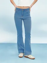 Pantalón de jean celeste, de corte ajustado en la cadera y muslos, con bota acampanada.