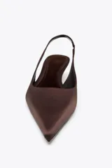Zapato destalonado color marrón chocolate, con tacón kitten y punta fina.
