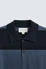 Polo relaxed fit de punto tejido en hilatura de algodón. Cuello solapa con cierre frontal de botonadura. Manga larga. Acabados en rib.